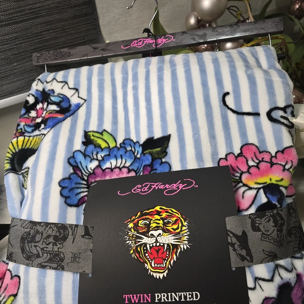 Ed Hardy Twin Printed plush blankiet 60in x 90in new